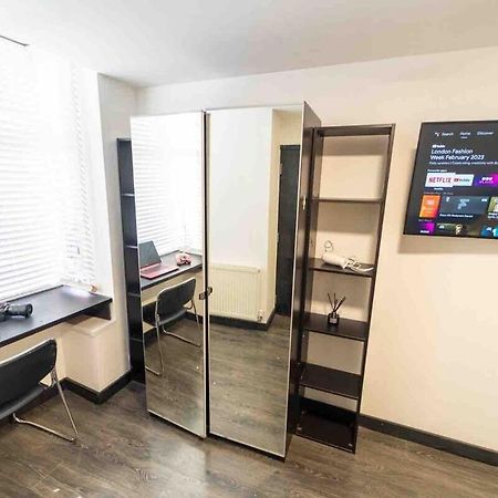 Stay Sa Cosy Equipped Studios Available 10 Mins From The City! Free Wifi &50" Smart Tv'S! Birmingham Bagian luar foto