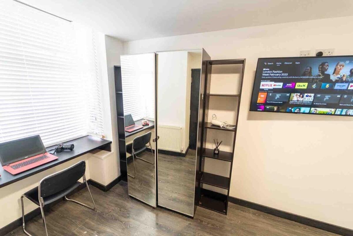 Stay Sa Cosy Equipped Studios Available 10 Mins From The City! Free Wifi &50" Smart Tv'S! Birmingham Bagian luar foto